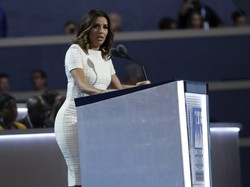 Eva Longoria na Konwencji Demokratów: kształtami coraz bardziej przypomina Jennifer Lopez!