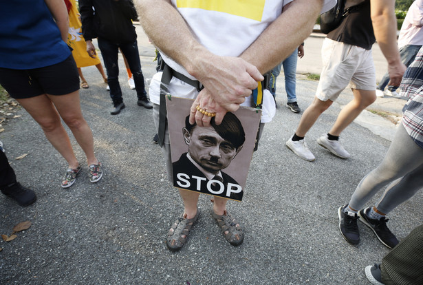 Protesty przeciw agresji Rosji na Ukrainę EPA/NARONG SANGNAK Dostawca: PAP/EPA.