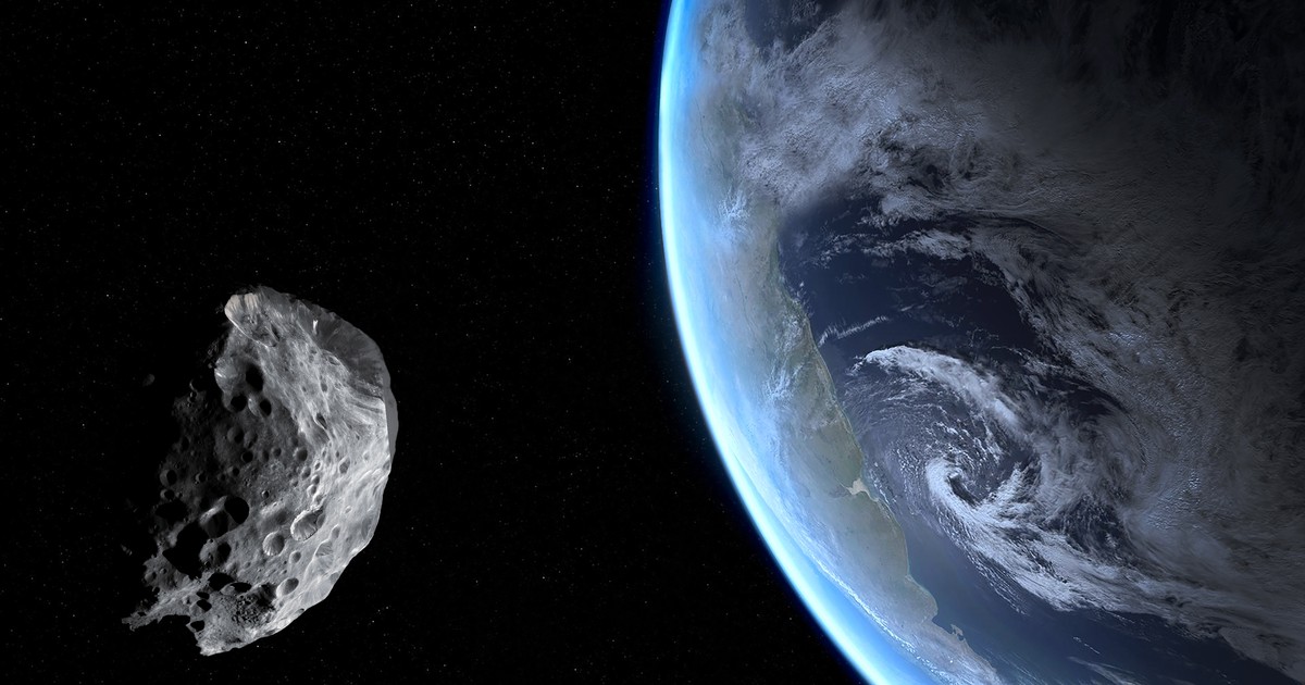 小惑星は地面に向かって飛んでいます。惑星は朝を通り過ぎます