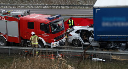 Z porsche została miazga. Podróżowali nim lokalny polityk i lekarz. Śledczy ujawniają przyczynę tragedii