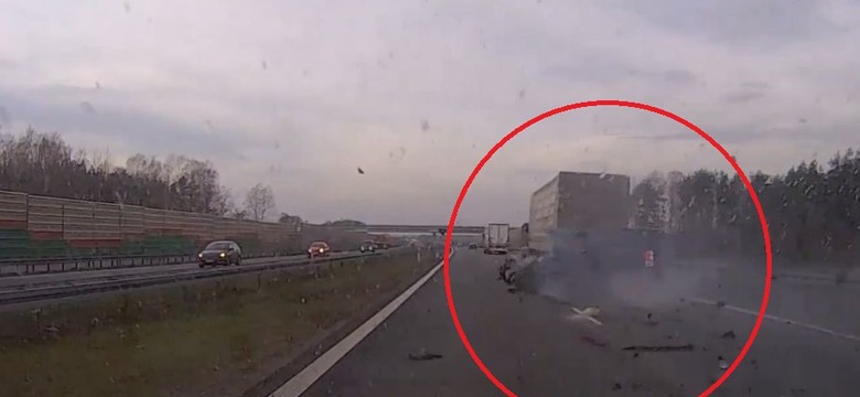 Dramatyczny wypadek na A2 na oczach Inspektorów Transportu Drogowego. Kierowca nie hamował [WIDEO]