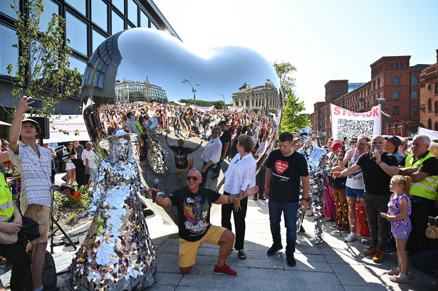 Prezes Fundacji Wielka Orkiestra Świątecznej Pomocy Jurek Owsiak (3L) oraz prezydent Łodzi Hanna Zdanowska (4L) podczas prezentacji rzeźby - Serca WOŚP autorstwa Sino Sculpture Group na łódzkim placu Wielkiej Orkiestry Świątecznej Pomocy.