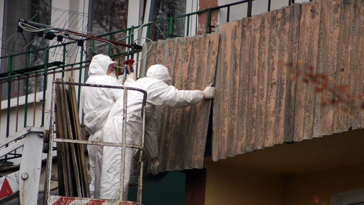 82 bloki na osiedlu Armii Krajowej w Opolu są jeszcze pokryte azbestem. W sumie daje to 650 ton tego niebezpiecznego materiału używanego kiedyś do ocieplenia budynków.