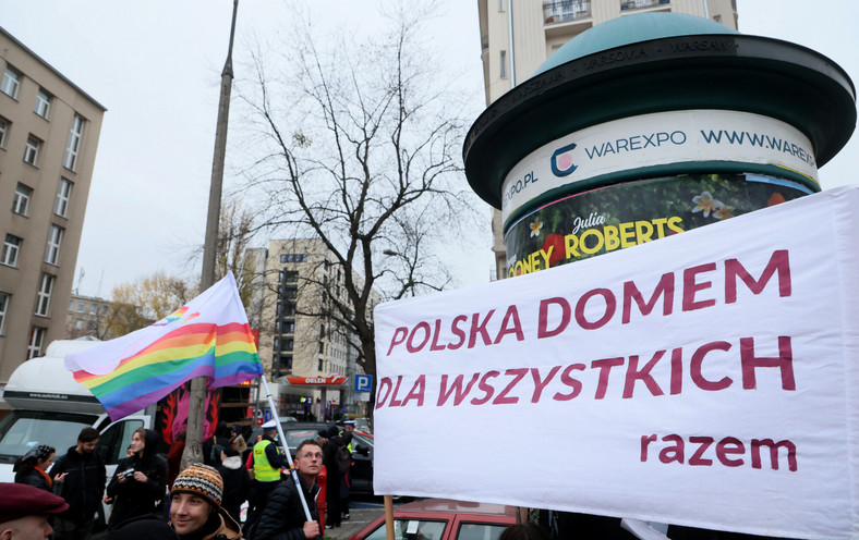 Marsz antyfaszystów w Warszawie w związku ze Świętem Niepodległości 
