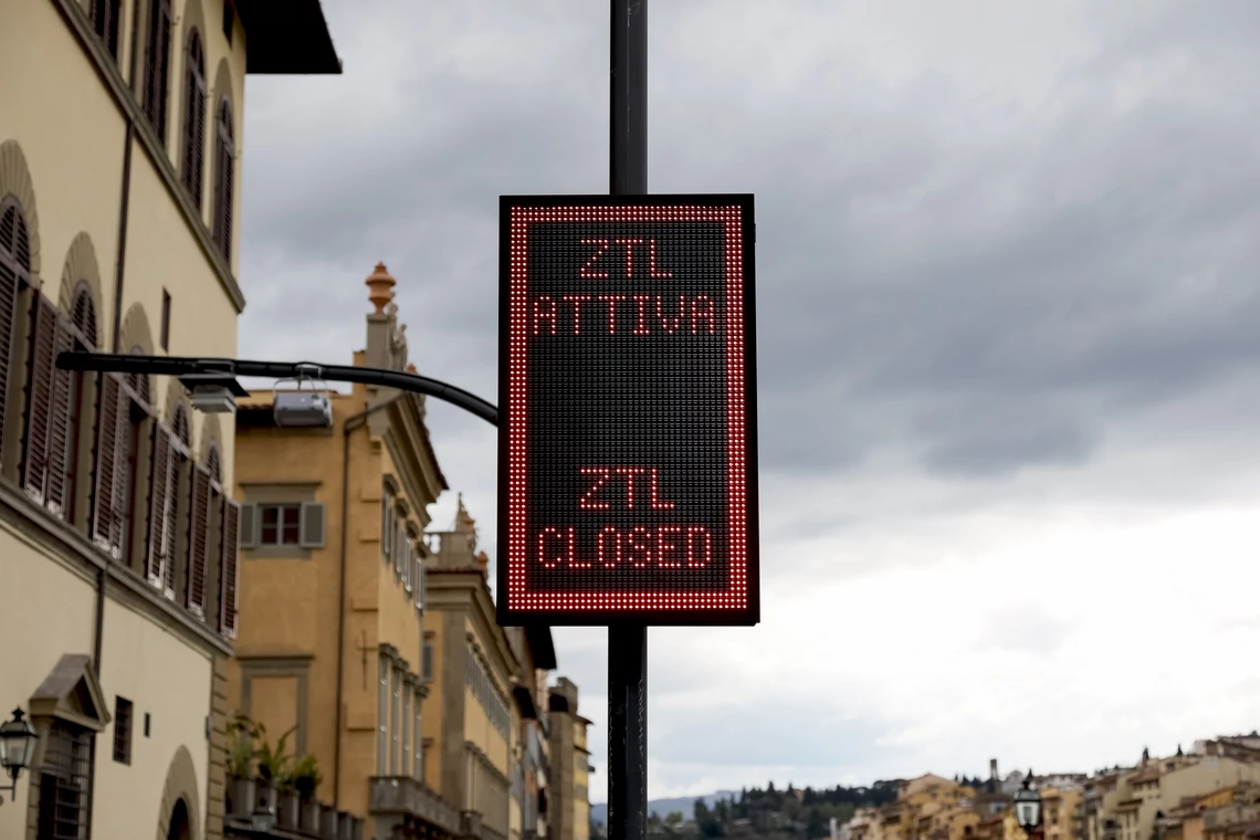 Znak informujący o zakazie wjazdu do strefy ZTL we Florencji