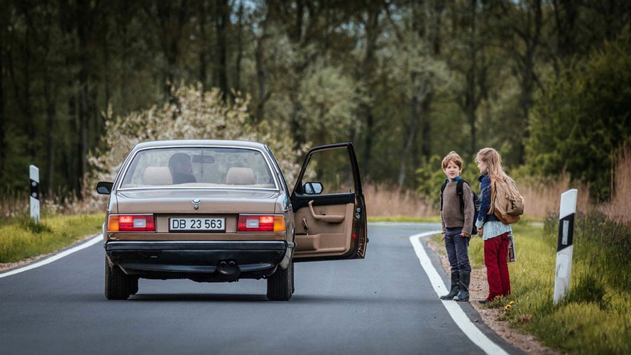 <strong>Wybawienie, reż  Hans Petter Moland</strong>
<br><br>
Detektyw Carl i jego pomocnik Assad z Departamentu Q nie raz już udowodnili, że nie ma czegoś takiego jak sprawy, których nie da się rozwiązać. W ich ręce trafia zamknięta w butelce tajemnicza wiadomość. Tekst liczy sobie 8 lat, a całość napisana jest dziecięcym pismem przy pomocy ludzkiej krwi. Carl i Assad trafiają na trop grupy religijnych fanatyków, którzy nigdy nie zgłosili zaginięć swoich podopiecznych. Detektywi rozpoczynają śmiertelnie niebezpieczną grę z psychopatycznym mordercą, który wystawi wiarę bogobojnych rodziców na najwyższą próbę.
<br><br>
[opis dystrybutora kino]
<br><br>
Polska premiera: 28 kwietnia 2017