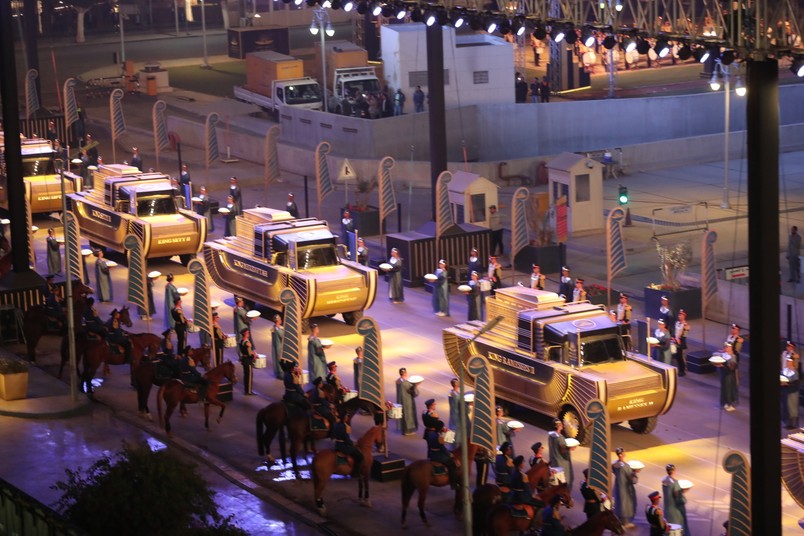 Uroczysta, transmitowana na żywo w telewizji defilada 22 mumii dawnych władców Egiptu przeszła w sobotę ulicami Kairu