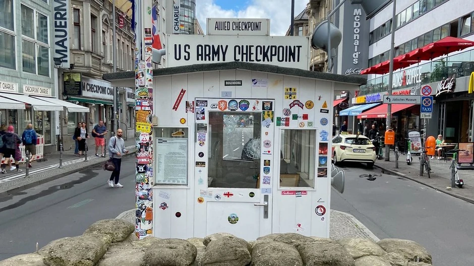 Čuveni čekpoint Čarli danas je turistička znamenitost Berlina | Foto: BBC