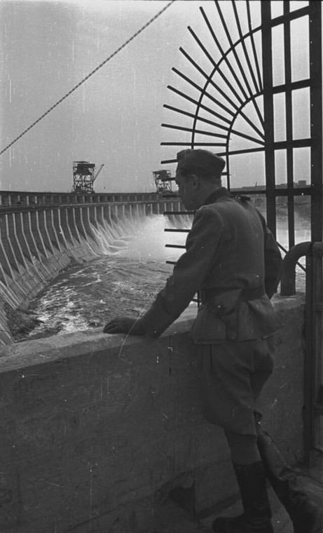 Niemiecki żołnierz nad ponownie uruchomioną elektrownią wodną w Zaporożu. Czerwiec 1942 r.