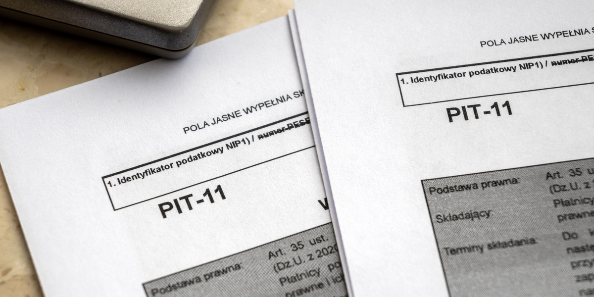 PIT-11 jest informacją dla pracownika o dochodach uzyskanych w poprzednim roku, odprowadzonych zaliczkach na podatek oraz składkach na ubezpieczenie społeczne i zdrowotne, którą wystawia pracodawca lub inna osoba, od której pobierał on dochody w poprzednim roku podatkowym