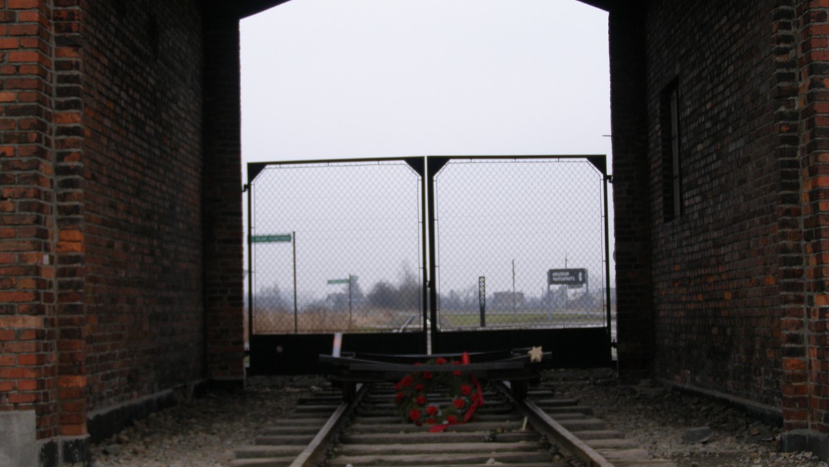 Amerykańskie Muzeum Holokaustu w Waszyngtonie (United States Holocaust Memorial Museum) zwraca Polsce jeden ze swych najważniejszych eksponatów - barak, w którym mieszkali więźniowie z obozu zagłady Auschwitz-Birkenau - informuje "Washington Post".