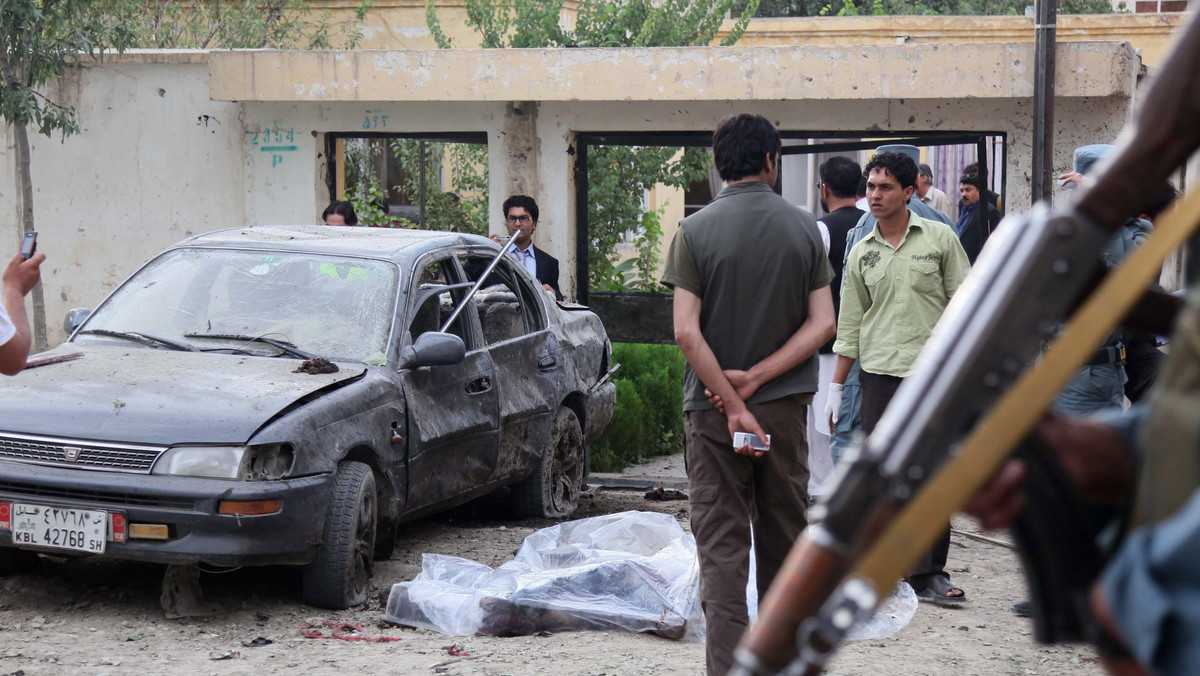 Na stolicę Afganistanu - Kabul i położone na wschodzie tego kraju miasto Dżalalabad dokonano nad ranem ataków rakietowych - poinformowały władze. Jedna rakieta eksplodowała na dziedzińcu budynku państwowej telewizji w Kabulu, a trzy inne wystrzelono w kierunku bazy wojskowej na przedmieściach Dżalalabadu.