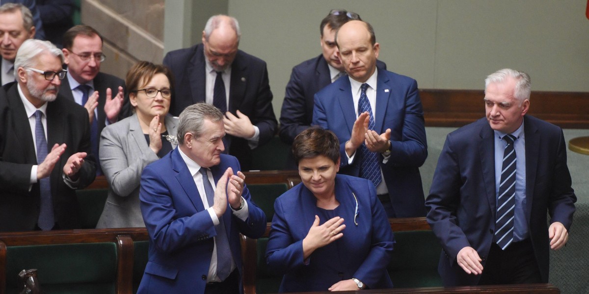 Tak rosły nagrody ministrów Szydło