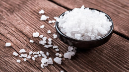 Sól emska - zastosowanie, działanie, skład i bezpieczeństwo stosowania. Kto może ją zażywać?