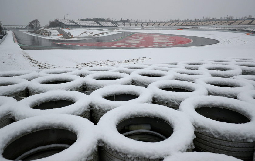 Kubica zasypany śniegiem