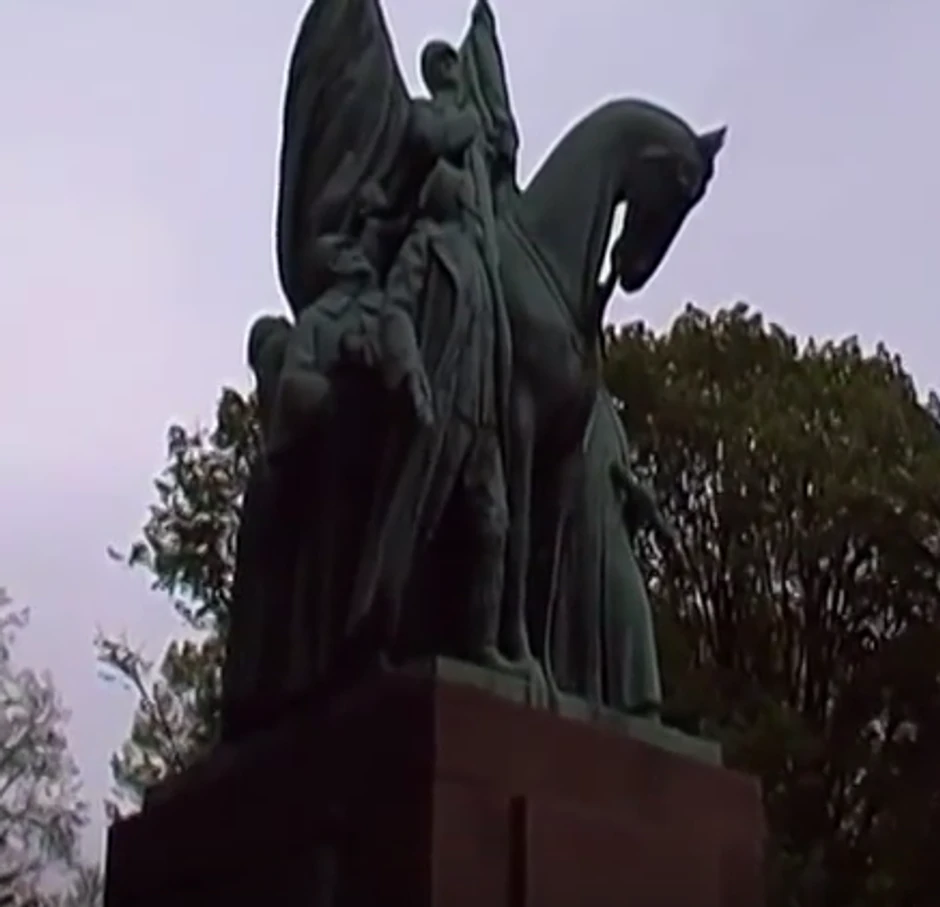 Spomenik Karađorđevićima u Parizu