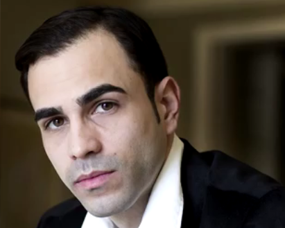 'Mafiaboy' przeprowadził ataki na sieci informatyczne m. in. Amazona, CNN-u, eBay’a, Yahoo! i Google’a. W ściganie Michaela Calce’a zaangażował się nawet prezydent USA Bill Clinton. W 2001 roku został skazany na 8 miesięcu aresztu, zakaz korzystania z internet oraz niewielką grzywnę. Niewiele, jak na tak poważne ataki, prawda? Okolicznością łagodzącą było to, że był dopiero uczniem koledżu. – To było takie wciągające – przyznał później.