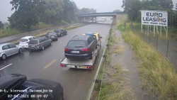 Autostrada A6 zalana, woda sięga po naczepy TIR-ów