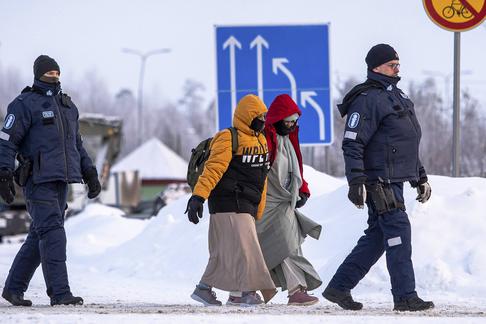 Finlandia zamknęła przejścia graniczne na swojej granicy z Rosją.