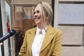 Sreli smo ŠARMANTNU BOSANKU u centru Beograda i oduševila nas je svojim STILOM: Sve je SAVRŠENO uklopljeno, a torbica koju nosi krije POSEBNU PRIČU