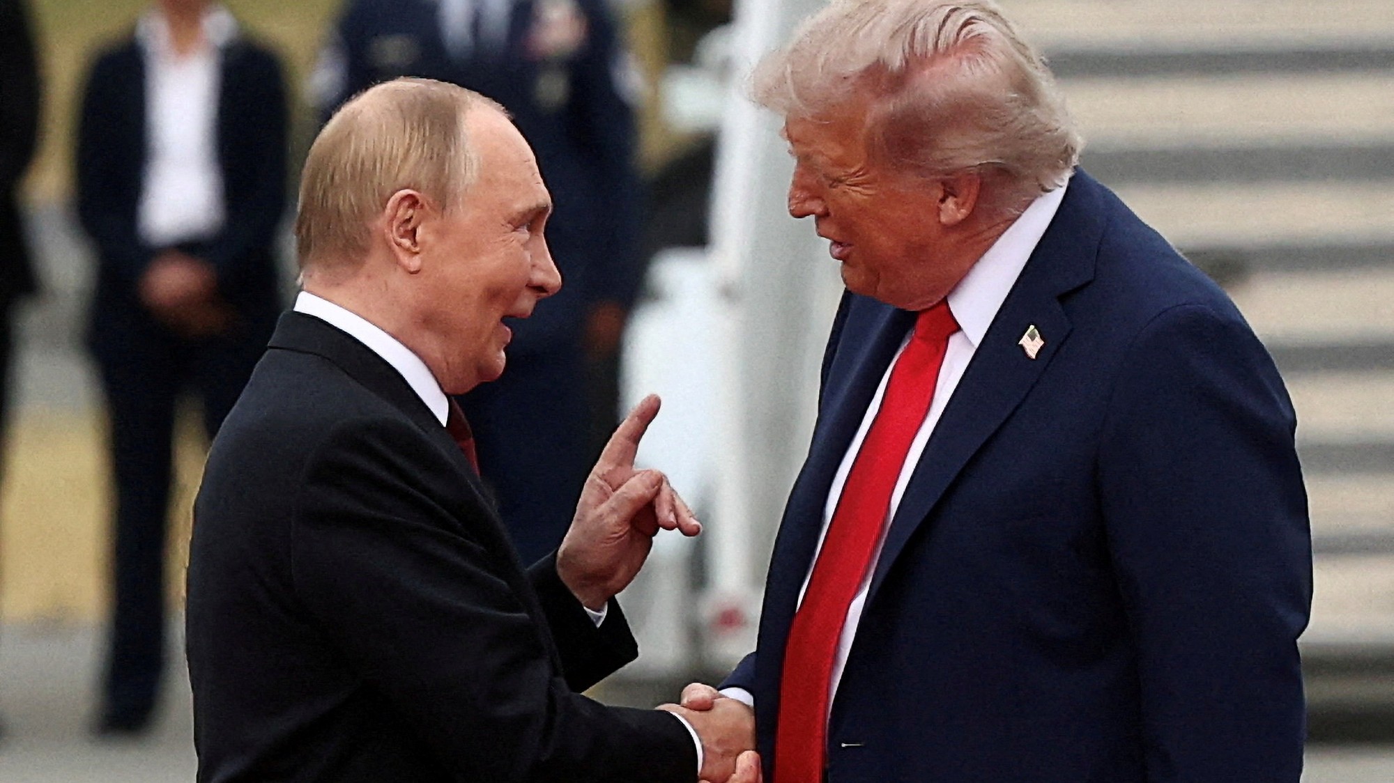 Americký prezident Donald Trump si podáva ruku s ruským prezidentom Vladimírom Putinom pri stretnutí na spoločnej základni Elmendorf-Richardson v Anchorage na Aljaške, kde rokujú o ukončení vojny na Ukrajine.