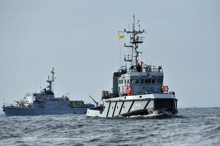 Okręty 8. Flotylli Obrony Wybrzeża podczas manewrów Wargacz-15 w Świnoujściu <br><br> fot. (ukit) PAP/Marcin Bielecki