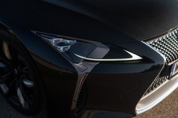 Ten Lexus to ostatni taki samochód. Potężny silnik V8 i wiatr we włosach