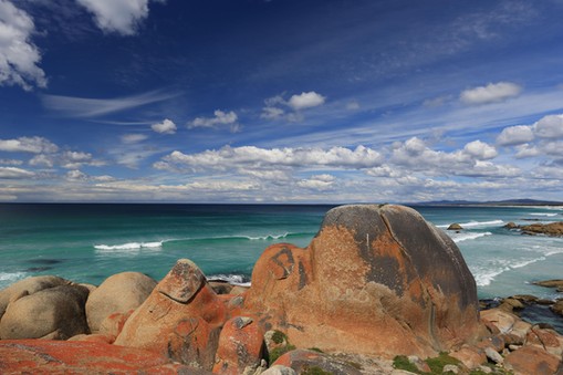 Dzika i pusta Bay of Fires to turkusowe wody Morza Tasmana oblewające plaże usiane czerwonymi głazami.