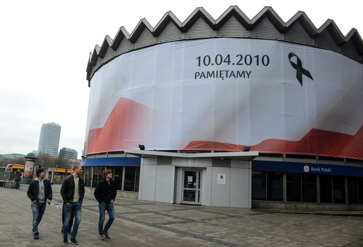 WARSZAWA: Baner przedstawiający tragicznie zmarłą parę prezydencką Lecha i Marię Kaczyńskich, na Rotundzie przy rondzie Dmowskiego w Warszawie