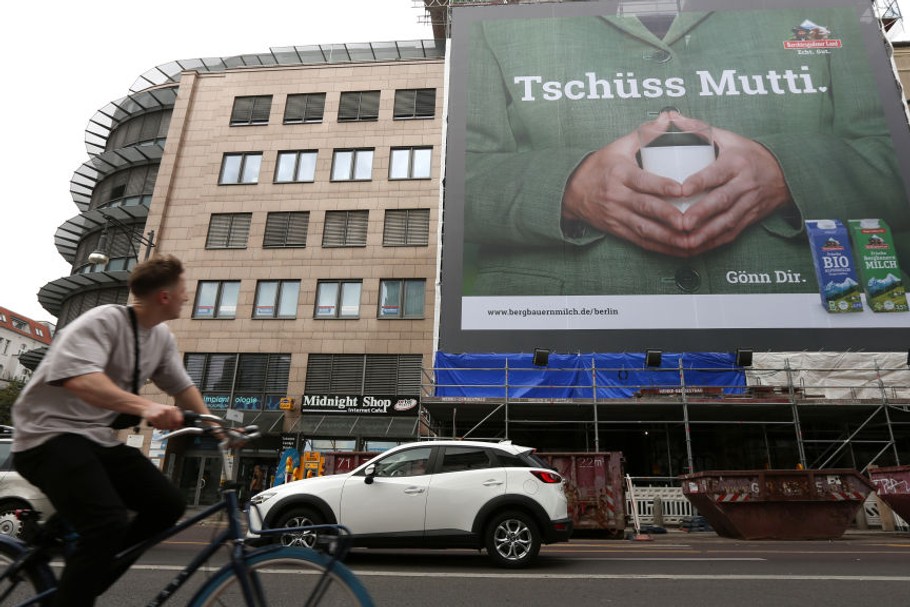 Reklama firmy mleczarskiej z charakterystycznym gestem kanclerz Niemiec Angeli Merkel i hasłem „Do widzenia, mamusiu”, Berlin, wrzesień 2021