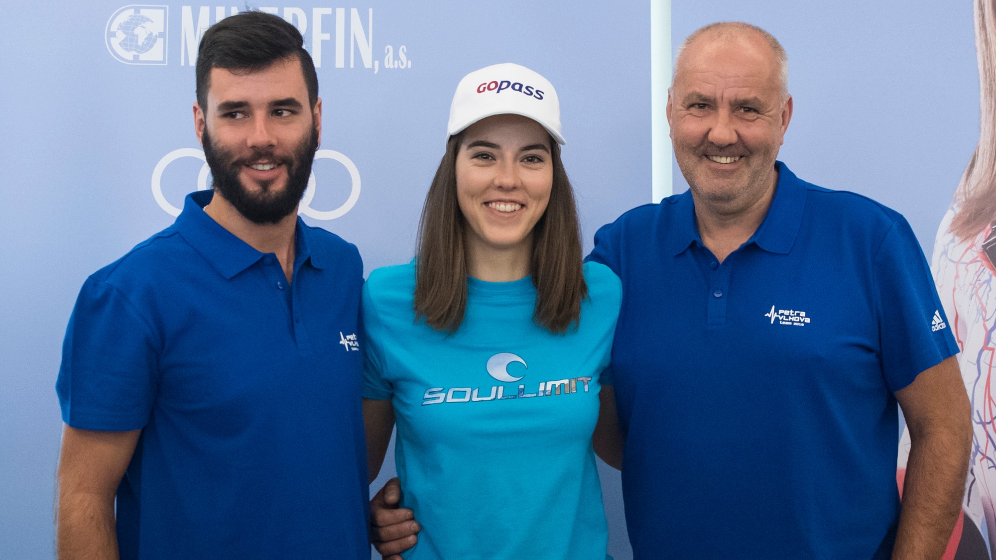 Slovenská lyžiarka Petra Vlhová s bratom Borisom a otcom Igorom v roku 2017.