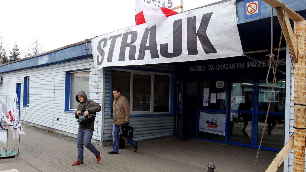 Dzisiaj w dwunastej dobie strajku na kopalniach JSW, jako podało Wojewódzkie Centrum Zarządzania Kryzysowego, strajkuje kilka osób. Strajk nie wygasa - powiedział dzisiaj rzecznik sztabu protestacyjnego Piotr Szereda.