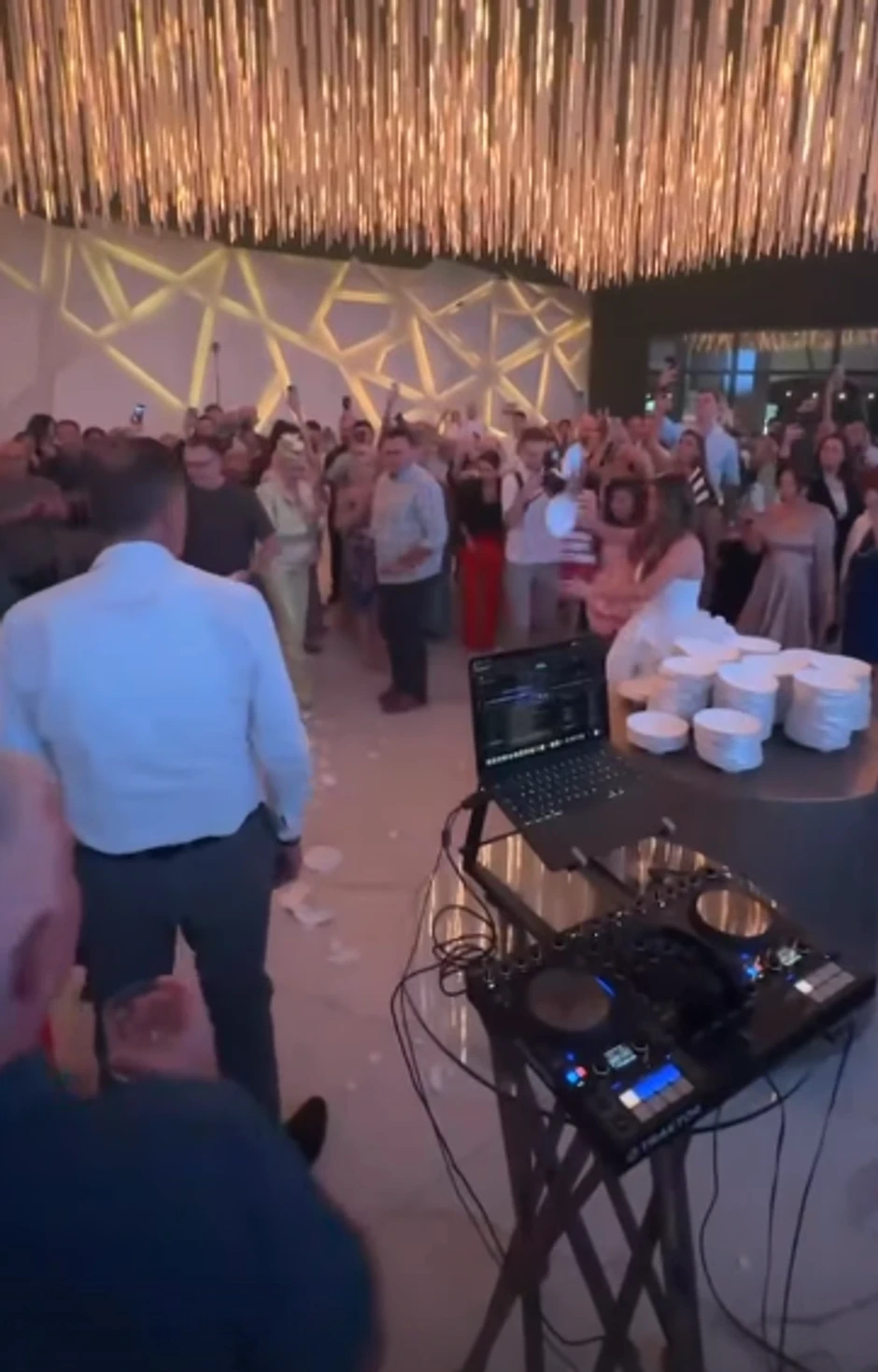 Lome se tanjiri na svadbi u Nišu