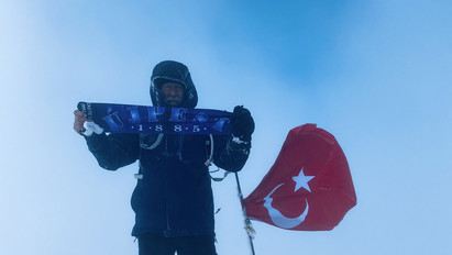 Újpest-zászló díszeleg az Ararát  csúcsán: leigázza a hegyeket a Dózsa egykori focistája – fotók