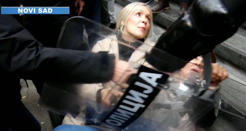 Poslanica Jelena Milošević pala je ispred zgrade suda u Novom Sadu