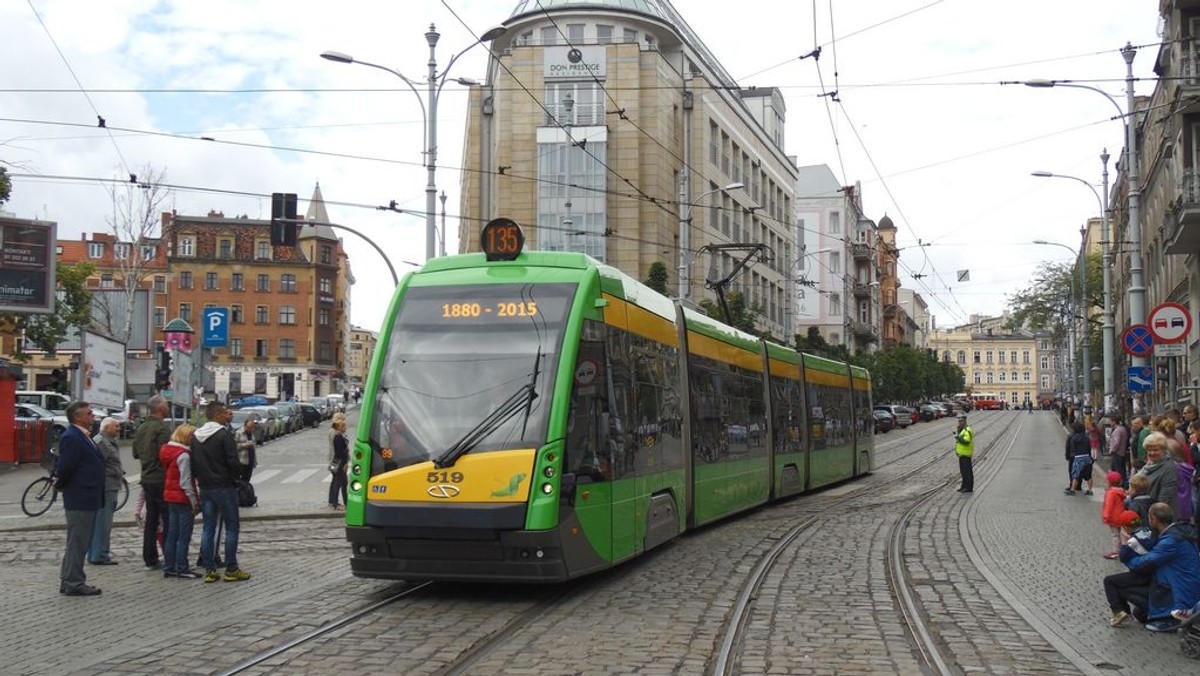 Sporo zmian w poznańskiej komunikacji szykuje się od 1 marca. We wtorek rozpocznie się remont torowiska na ul. Podgórnej - swoje trasy na dwa tygodnie zmienią tramwaje ośmiu linii. Uruchomione zostaną również dodatkowe połączenia o numerach 22 i 29. W przyszłym tygodniu ZTM wprowadza również zmiany w układzie komunikacyjnym w rejonie Ogrodów, Smochowic i Głównej. W tym roku pasażerów czeka wiele zmian - planowany jest m.in. kilkutygodniowy remont na trasie PeSTki.