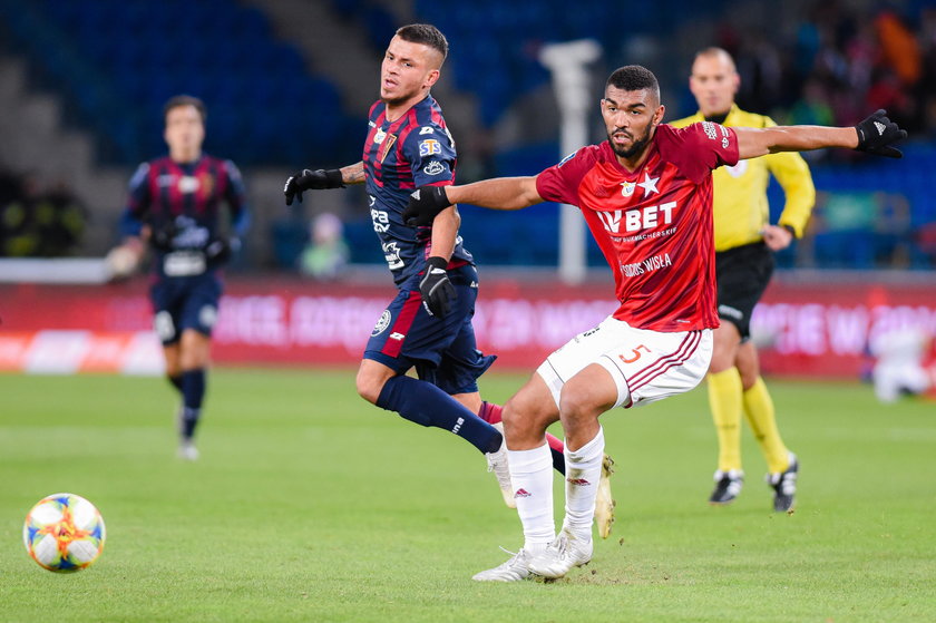 Każda godzina spędzona na macie pomagała zatrzeć w pamięci obrazy z Italii. Przede wszystkim mieszkanie w zimnym pokoju na stadionie Messiny, bez dostępu do ciepłej wody