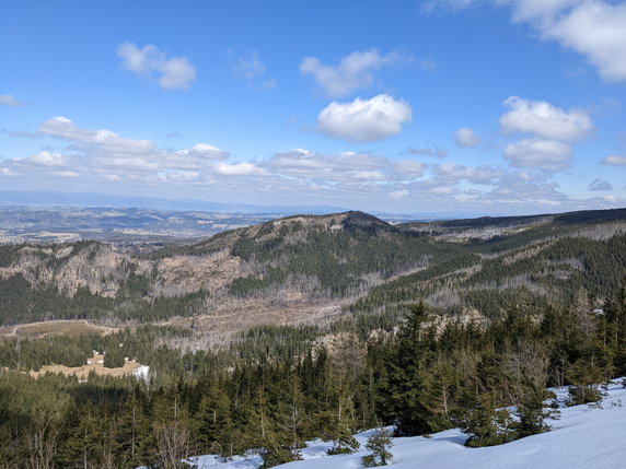 Widok z niebieskiego szlaku z Kuźnic przez Boczań na Przełęcz między Kopami. W dole Dolina Olczyska oraz widoczny szczyt Wielki Kopieniec. 
