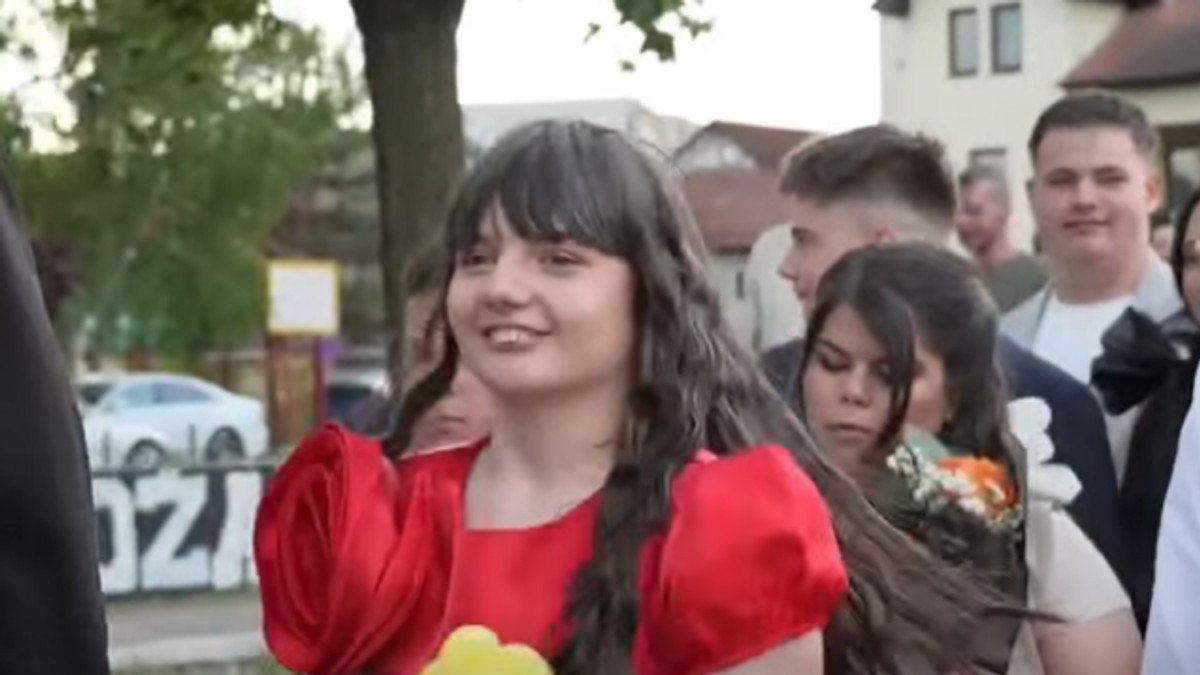 Ajša iz Novog Pazara došla na malu maturu i ukrala sva srca: Ona ima autizam
