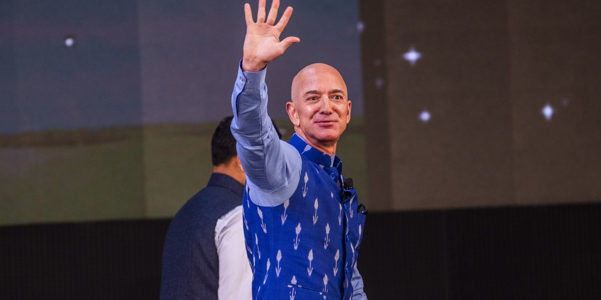 Jeff Bezos, który stworzył Amazona w 1994 r. i dzięki niemu stał się najbogatszym człowiekiem świata, zamierza skupić się teraz na pracy m.in. w firmie kosmicznej Blue Origin i swoich funduszach. 