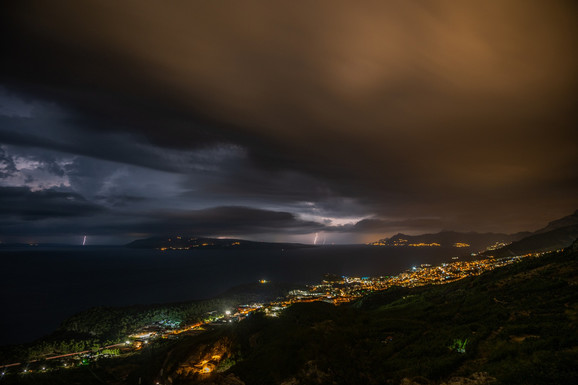 NEVREME KOJE ČUPA DRVEĆE NA PUTU KA SRBIJI! Oluja zahvatila Hrvatsku, meteoalarm na snazi za celu zemlju