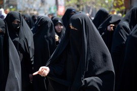 Slike žena u Iranu u kupaćem i mini-suknjama PRE ISLAMSKE REVOLUCIJE izazivaju šok i nevericu: Kako su tada IZGLEDALE I ŽIVELE danas je nepojmljivo, OVAJ DOGAĐAJ je sve promenio