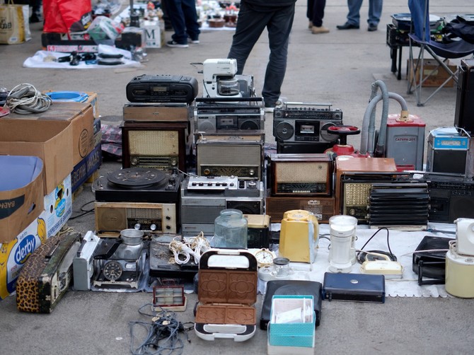Ljudi u Srbiji na buvljacima kupuju stari radio uređaj