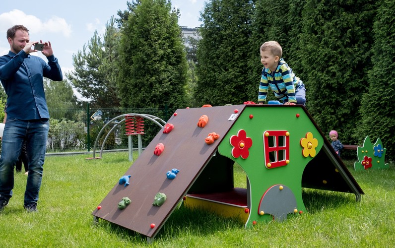 YOUTUBER REZIGIUSZ OTWORZYŁ REHABILITACYJNY PLAC ZABAW DLA DZIECI