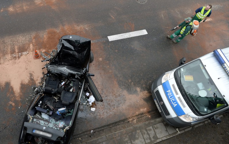 BMW rozbite na filarze mostu Łazienkowskiego w Warszawie