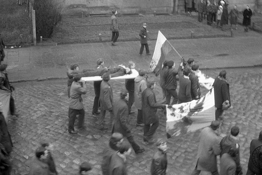 Demonstracja w Gdyni - 17 grudnia 1970 r. Koledzy niosą ciało zabitego "Janka Wiśniewskiego"