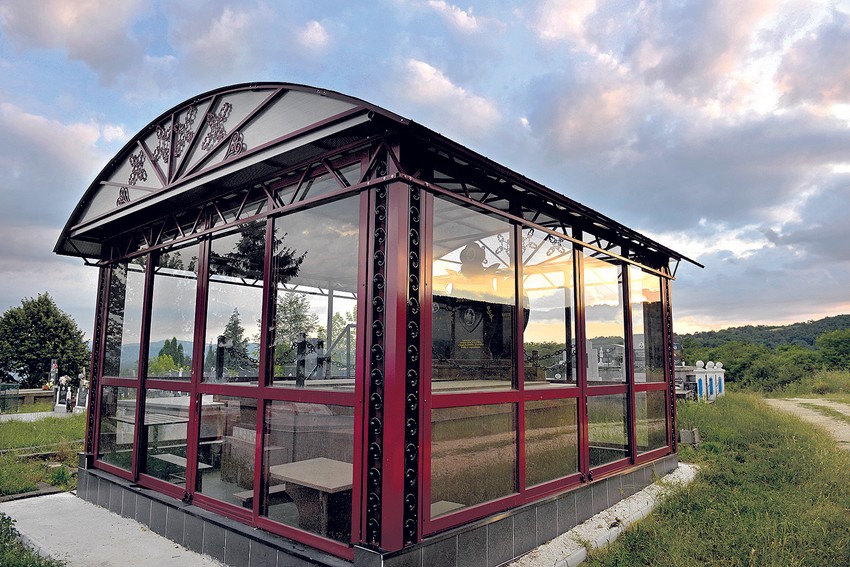 ORIGINALNOST: Grobnica kao staklena bašta