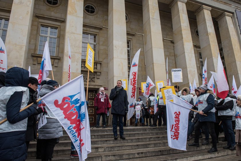 Nauczyciele protestowali pod Urzędem Wojewódzkim we Wrocławiu 