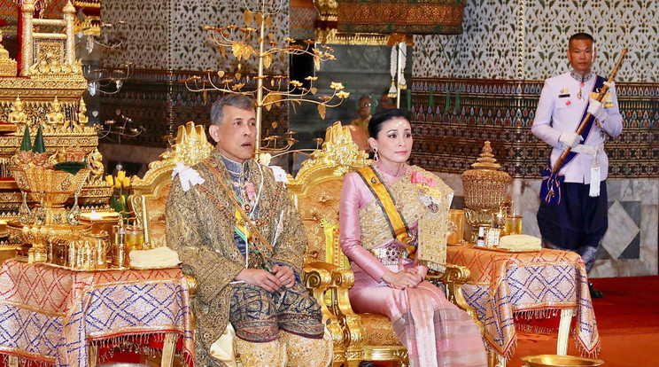 Valljuk be, azért vicces, hogy a thaiok királya egy magas rangú katonatisztbe szerelmes