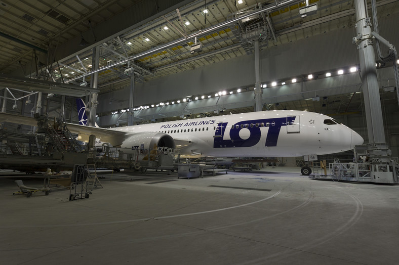 Boeing 787 Dreamliner w barwach PLL LOT w hali montażowej fabryki Boeinga w Seattle